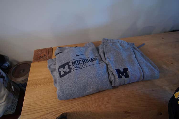 Used MICHIGAN Adult XL Nike Sweatshirt and Sweatpants
