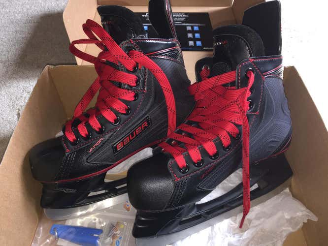 Junior New Bauer Vapor X500 Hockey Skates Extra Wide Width Size 2.5
