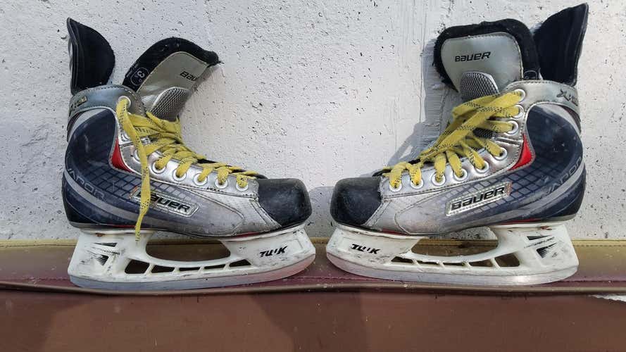 Junior Used Bauer Vapor Hockey Skates Regular Width Size 3.5