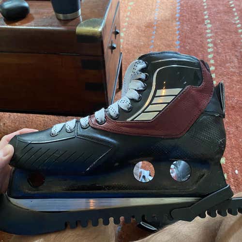 Used True VH One piece Regular Width Size 9.5 Goalie Skates
