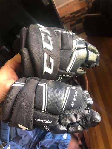 Black Used CCM Quicklite 290 10" Gloves