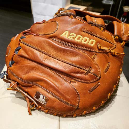 Mint Condition Wilson A2000 1883 First Base Mitt