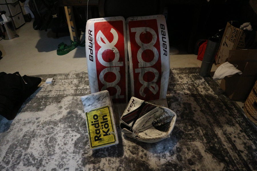 White Used Senior 35" Bauer Regular Supreme 2S Goalie Full Set Pro Stock