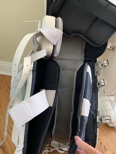 White Used Senior 34" CCM Regular Retro Flex 550 Goalie Full Set