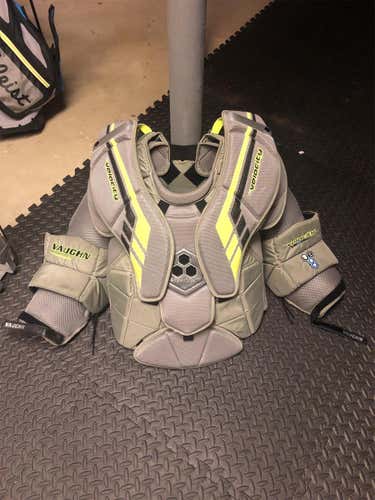 Vaughn VE8 Pro Carbon Chesty