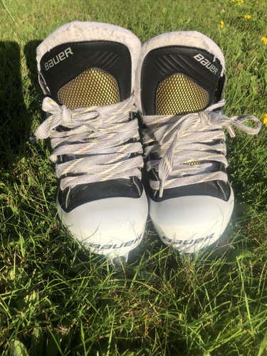 BAUER SUPREME ONE.9 HOCKEY GOALIE SKATES EXTRA WIDE (EE) SIZE 1.5 JUNIOR