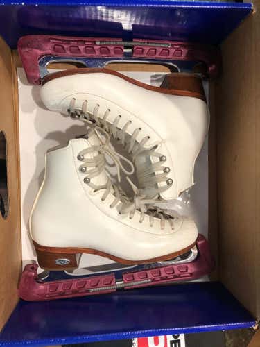 Used Riedell Youth Figure Skates with Coronation Ace blades Size 2.5 Medium Width