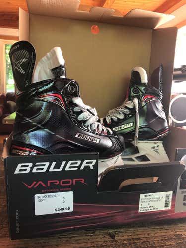 New Bauer Vapor X800 Regular Width  Size 5 Hockey Skates