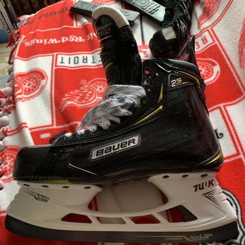 Bauer Supreme 2S Pro Size 9D Hockey Skates Mint Condition!!