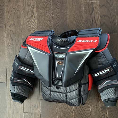 New Small CCM Extreme Flex Shield II Goalie Chest Protector