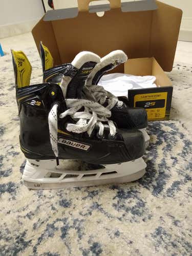 Bauer Supreme 2S Hockey Skates Regular Width Size Youth 13.5