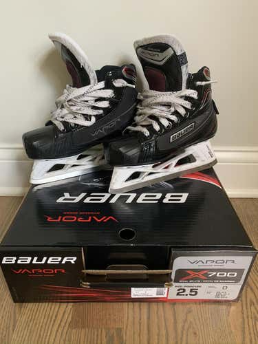 Junior Bauer Vapor x700 Goalie Skates Regular Width Size 2.5