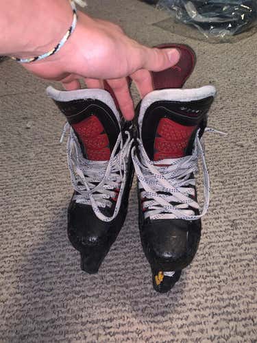 Used Bauer Vapor 1X Regular Width  Size 4.5 Hockey Skates
