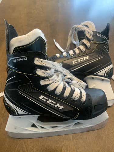 Junior Used CCM Tacks 9040 Hockey Skates Regular Width Size 1