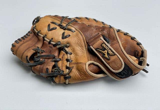 Mizuno first baseman’s glove..