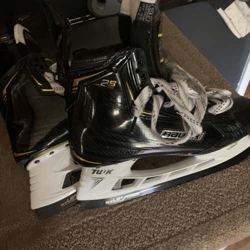 New Bauer Supreme 2S Pro Size 9.5 Hockey Skates