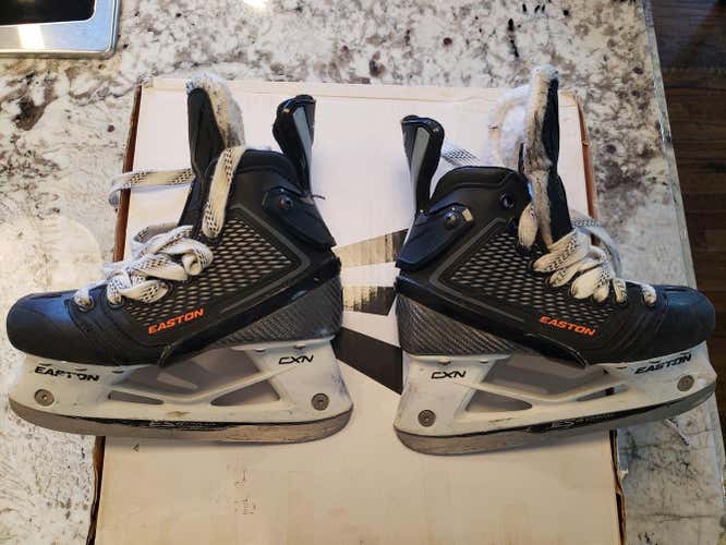 Junior Used Easton Mako Hockey Skates Regular Width Size 1