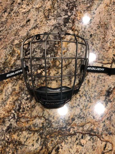 Used Medium Bauer Re-Akt Cage Full Cage