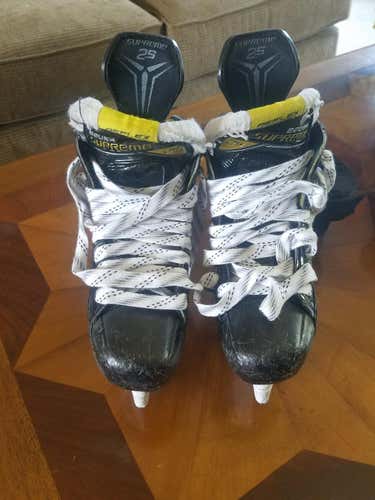 Used Junior Bauer Hockey Skates Regular Width Size 3