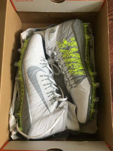 White New Adult Unisex Size 9.5 (Women's 11) Trainers Nike Low Cut with Nike Towel