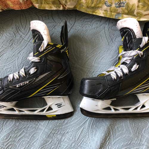 Youth Used CCM Super Tacks Hockey Skates Regular Width Size 11.5