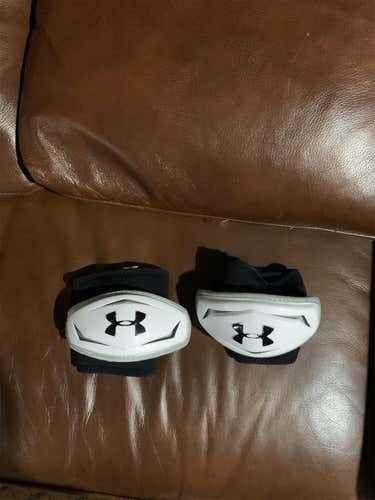 Like new Medium Under Armour Elbow caps