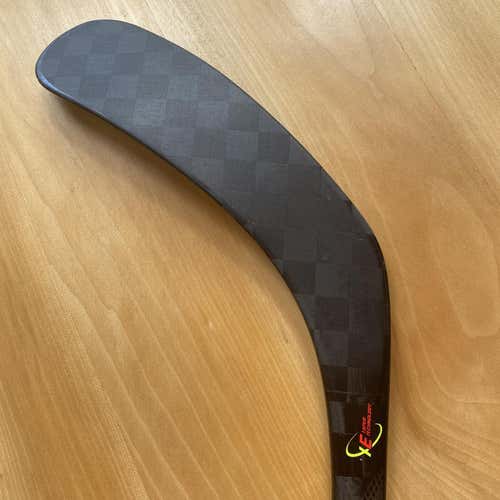 Used Right Handed Vapor FlyLite Mid Pattern Hockey Stick