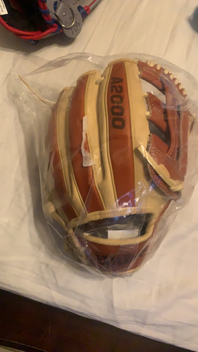Wilson April GOTM Rare Infield Right Hand Throw A2000 Baseball Glove 11.5"