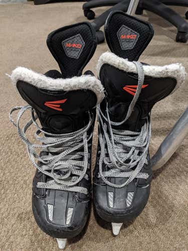 Used Junior Easton Mako Hockey Skates Regular Width Size 4.5