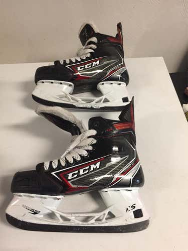 Used CCM JetSpeed FT490 Regular Width  Size 8.5 Hockey Skates