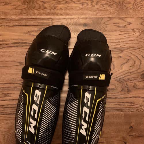 Senior CCM Tacks 9040  Shin Pads