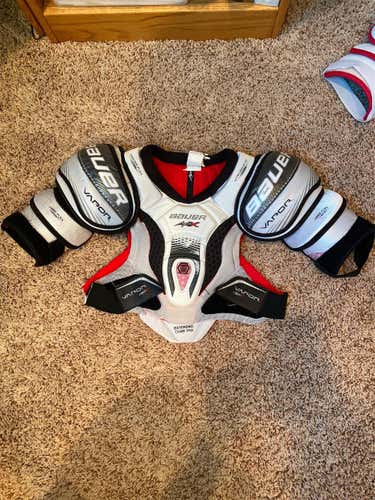 Senior Medium Bauer Vapor APX  Shoulder Pads