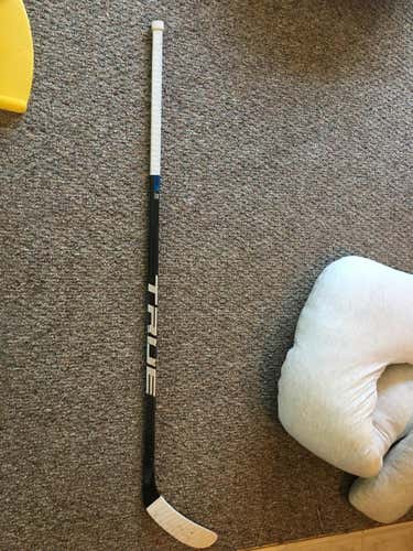 Used Senior True Right Handed Xcore 9 Hockey Stick Toe Pattern