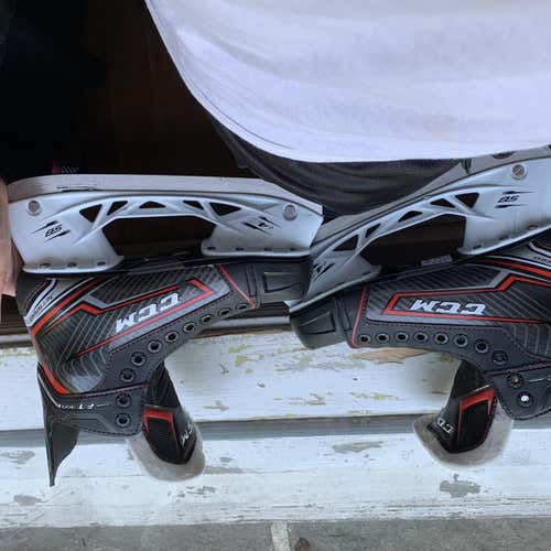 Junior CCM JetSpeed FT360 Regular Width  Size 5 Hockey Skates