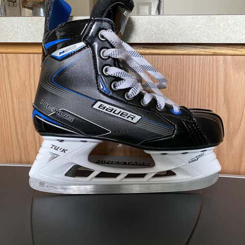 Senior Bauer Nexus N2700 Regular Width Size 4.5 Hockey Skates