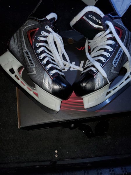 New Senior Bauer Vapor Hockey Skates Regular Width Size 9.5