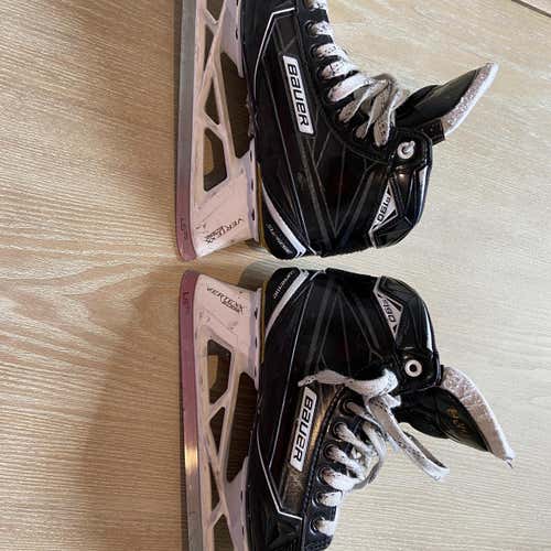 Junior Bauer Supreme S190 Regular Width Size 5 Hockey Goalie Skates