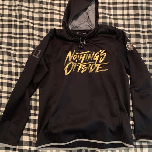 Black Men's Large Under Armour Sweatshirt