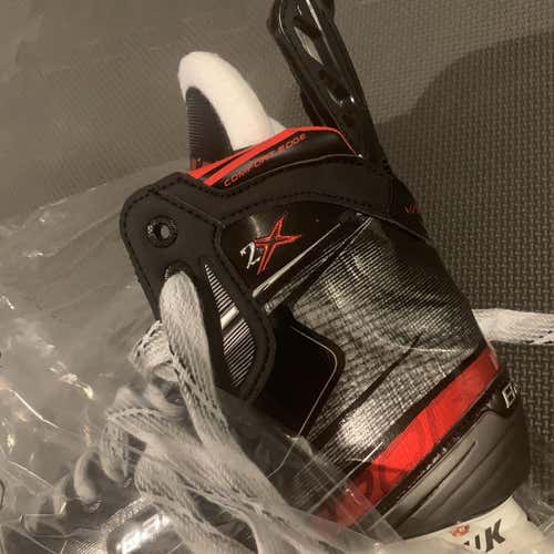 NEW ! Senior Bauer Vapor 2X Regular Width  Size 9 Ice Hockey Skates 9D