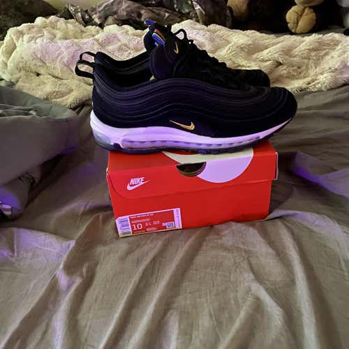 Nike Air Max 97 Shoes Size 10. LOOKING TO SELL FAST
