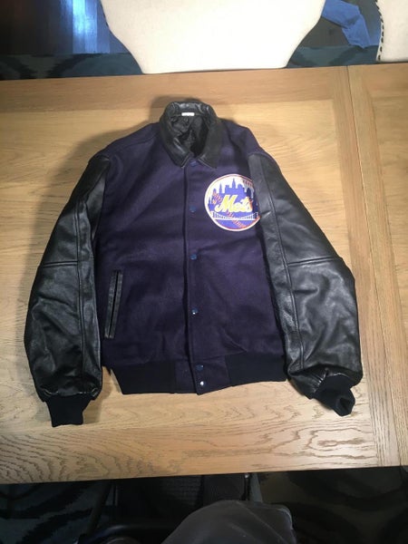 Vintage Los Angeles Lakers NBA satin bomber jacket. Tagged as a medium.