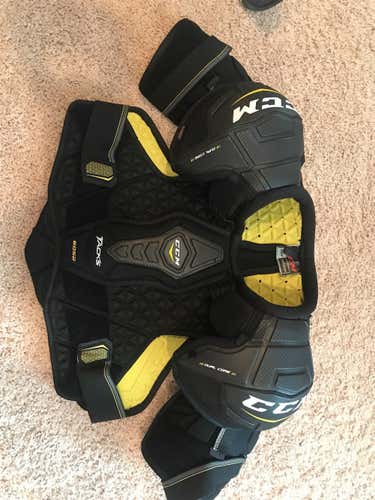 Senior Medium CCM Tacks 6052  Shoulder Pads