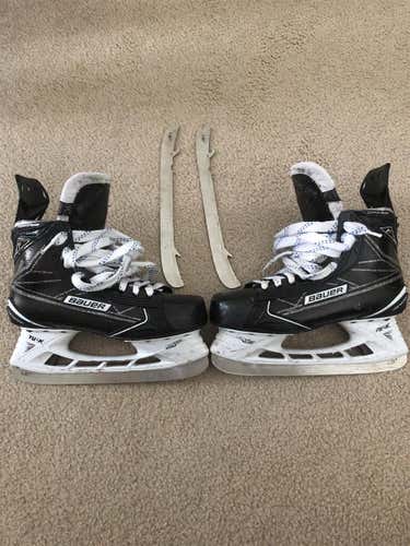 Junior Bauer Supreme 1S Regular Width Size 5.5 Hockey Skates