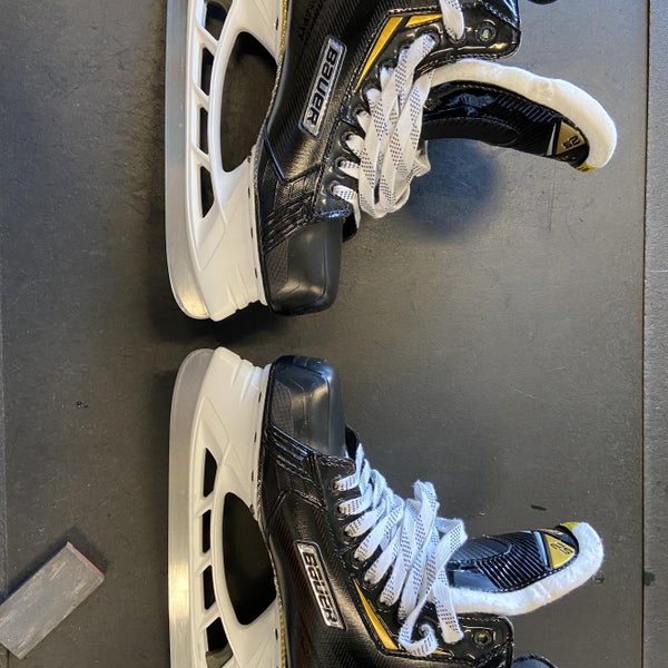 Senior Bauer Supreme 2S Regular Width Size 9 Hockey Skates