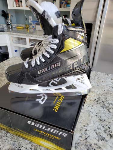 New Senior Bauer Hockey Skates Regular Width Size 8