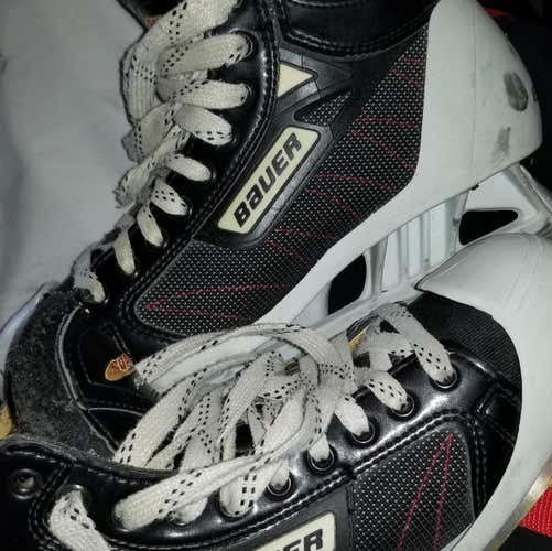 Used Senior Bauer Supreme 3000 Hockey Goalie Skates Extra Wide Width Size 8.5