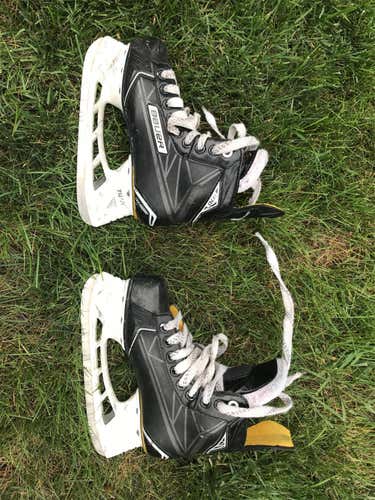Youth Bauer Supreme S170 Regular Width  Size 2.5 Hockey Skates