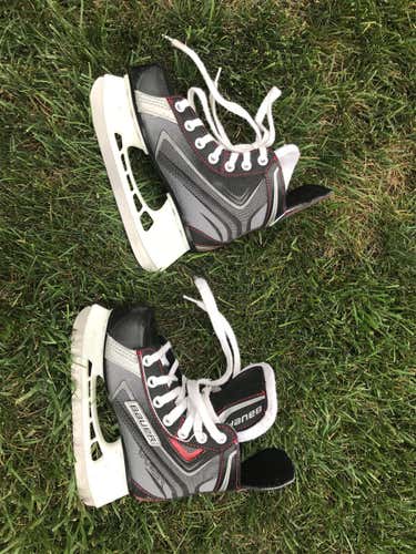 Youth Bauer Vapor x30 Regular Width  Size 1 Hockey Skates