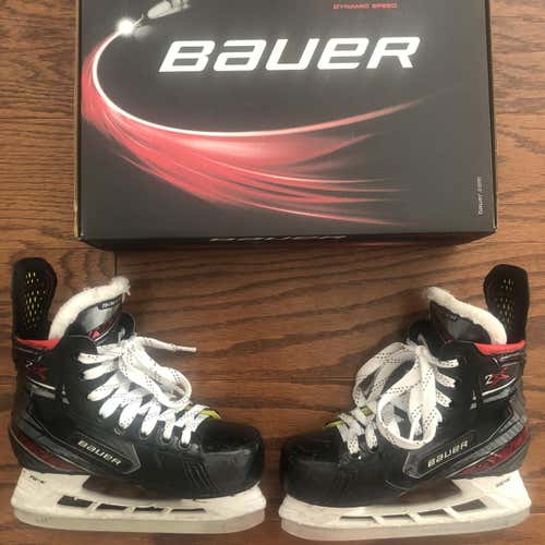 Youth Bauer Vapor 2X Regular Width  Size 13.5 Hockey Skates