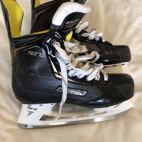 Junior Bauer Supreme S27 Regular Width Size 5.5 Hockey Skates